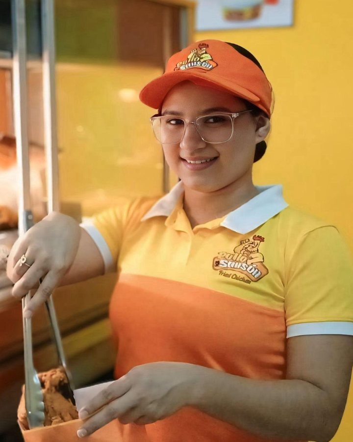 Colaboradora Pollo Sansón sirviendo pollo