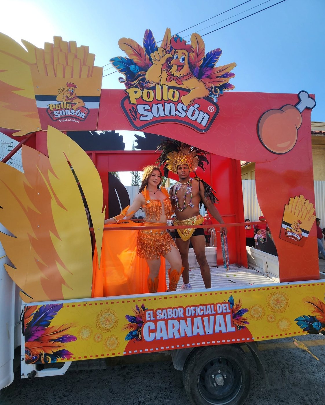 Carroza de Pollo Sansón en una activación de carnaval