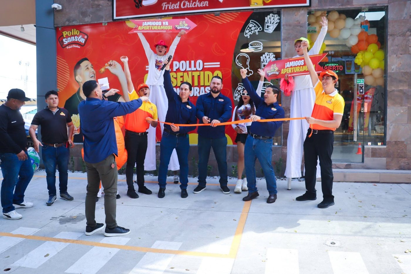 Equipo Pollo Sansón durante corte de cinta en apertura