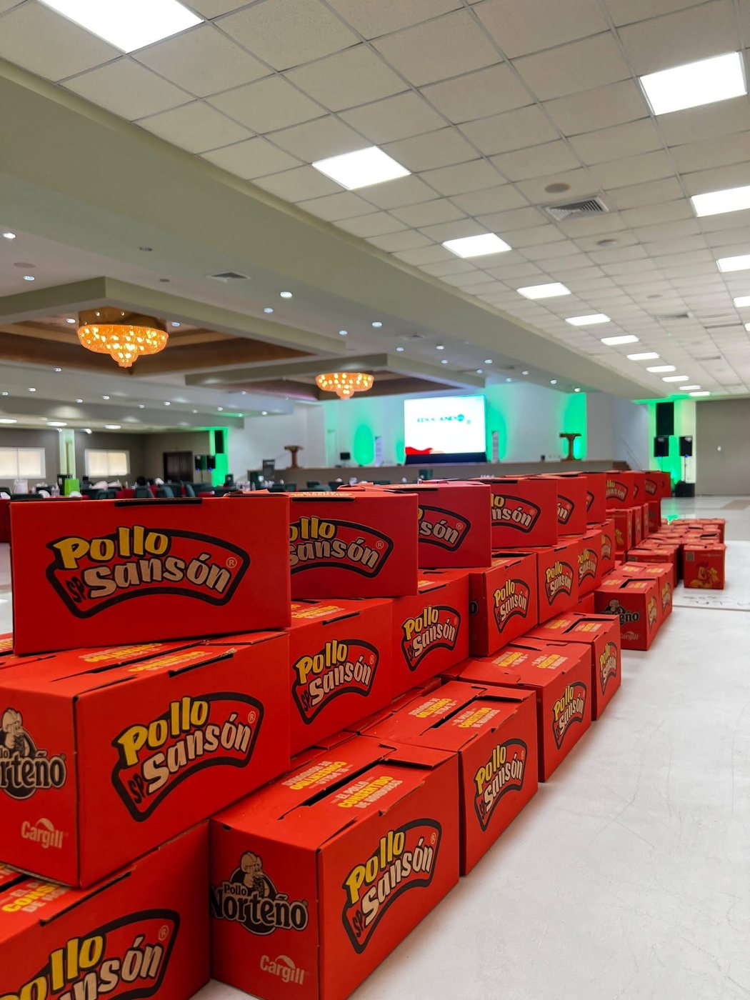 Cajas y material de marca Pollo Sansón en operación