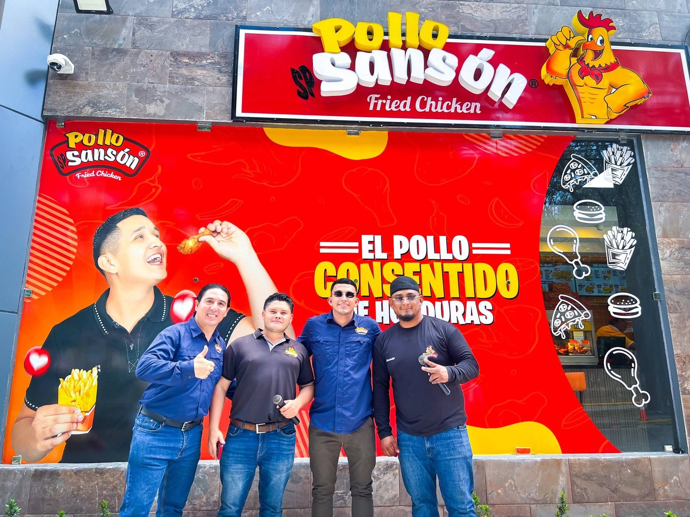 Equipo Pollo Sansón frente a una sucursal