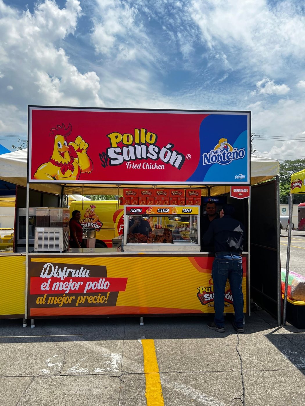 Punto móvil de venta Pollo Sansón en evento