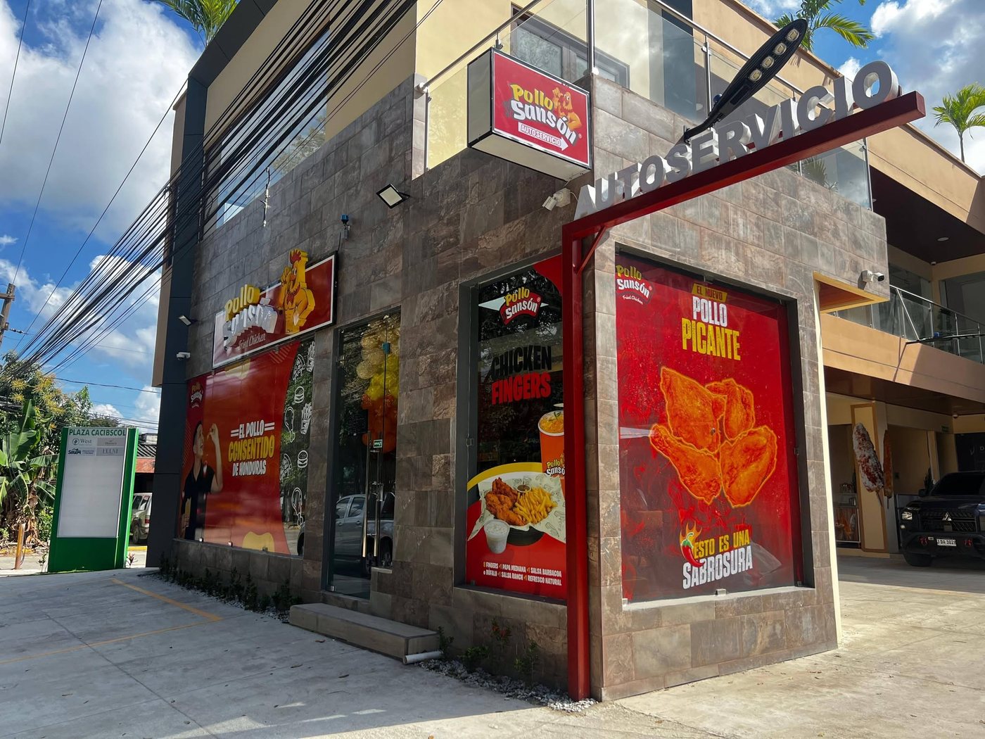 Sucursal Pollo Sansón con autoservicio e imagen exterior